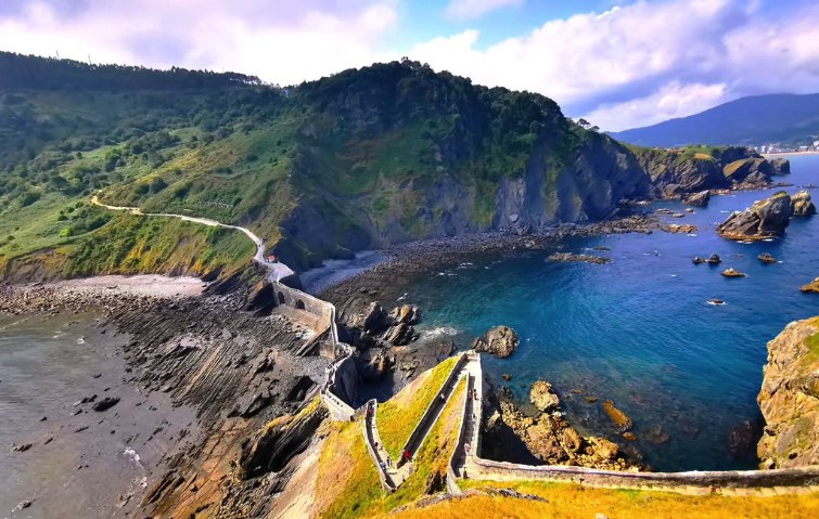 Wide view of the Bizkaia coastline with the causeway to Gaztelugatxe in the foreground