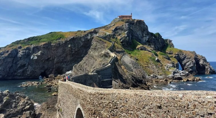 The stone bridge and the folded rock strata below San Juan de Gaztelugatxe